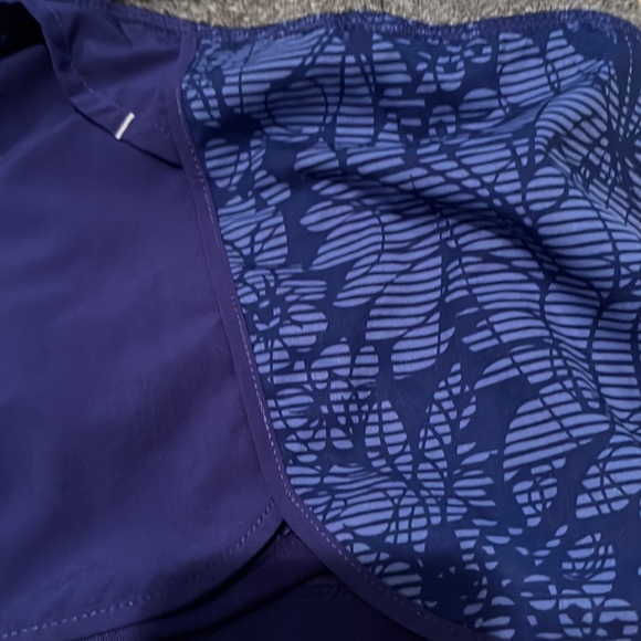 Women’s small MPG running shorts - Picture 3 of 5